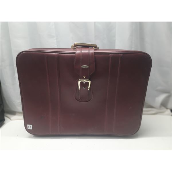 Vintage Large Brentwood Suitecase. (Height 21", Breadth 9", Lendth 28")