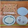 Image 1 : 3 decorative dishes and plastic platter