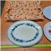 Image 2 : 3 decorative dishes and plastic platter