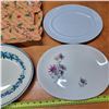 Image 3 : 3 decorative dishes and plastic platter