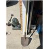 Image 1 : yellow fibreglass shovel