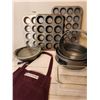 Image 1 : Lot of bakeware - William Sonoma apron, Pyrex loaf pan, 4 spring cheesecake pans