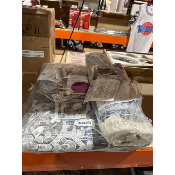 Lot of 2 Lyla Area Rugs 5’x7′ and 2’x6′