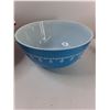 Image 5 : (3) Pyrex Bowls