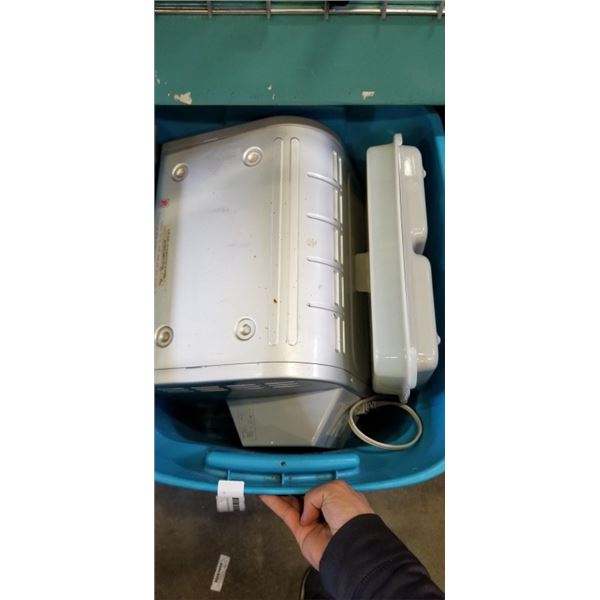 ROTTISSERIE OVEN  AND ASSORTED HGOUSEHOLD ITEMS IN TOTE
