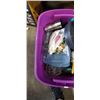 Image 2 : TOTE OF HOUSEHOLD DECOR AND KITCHEN