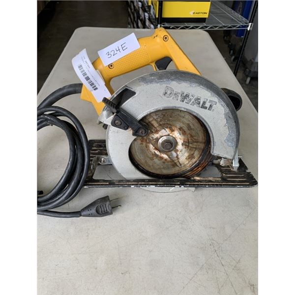 DEWALT 7-1/4 INCH CIRCULAR SAW, TETSED WORKING