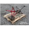 Image 2 : (2) PIPE STANDS W/ VICE