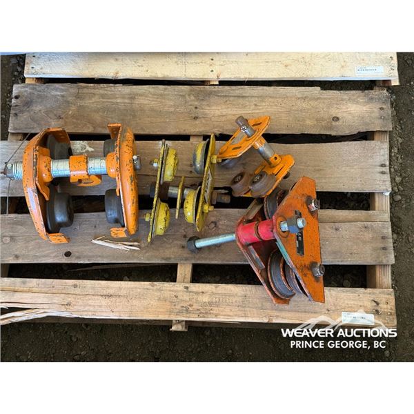 QUANTITY OF ASSORTED RIGGING TROLLY