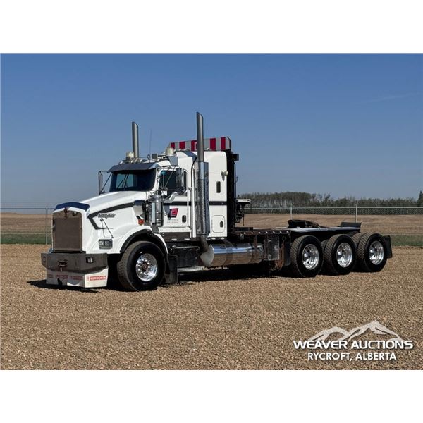 2005 KENWORTH T800B TRI DRIVE WINCH TRACTOR