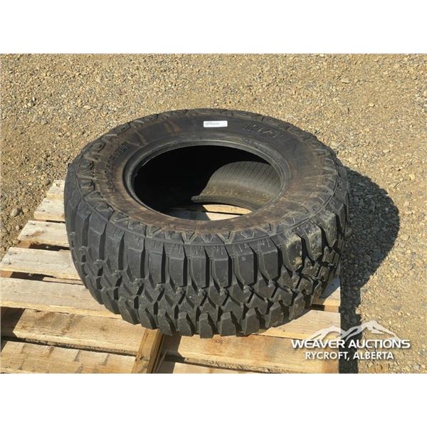 (1) GRIZZLY 33X12.50R17 TIRE