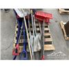 Image 1 : ASSORTMENT OF SHOVELS