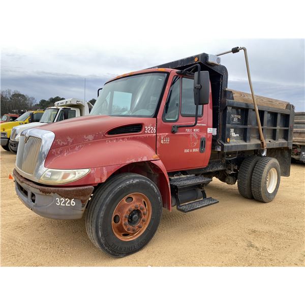 2004 INTERNATIONAL 4400 Dump Truck