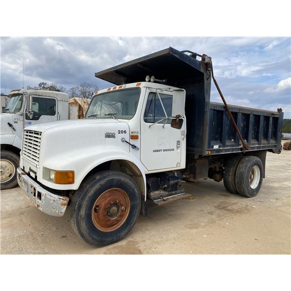 1998 INTERNATIONAL 4900 Dump Truck
