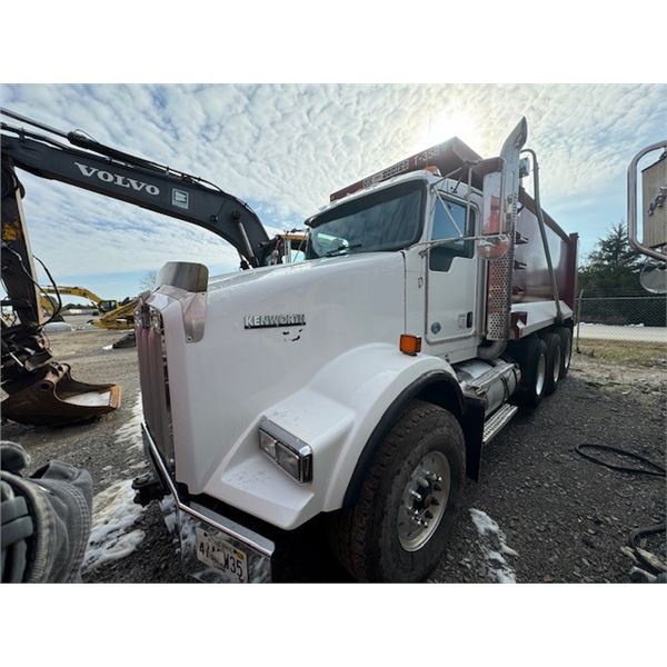 2017 KENWORTH T800 Dump Truck