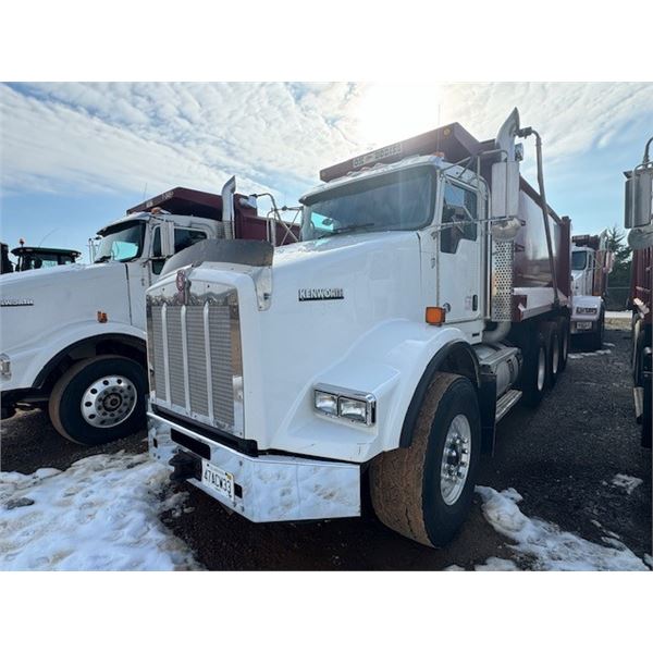 2017 KENWORTH T800 Dump Truck
