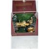 Image 5 : GOLD JOHN DEERE MODEL A WITH MAN