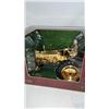 Image 7 : GOLD JOHN DEERE MODEL A WITH MAN