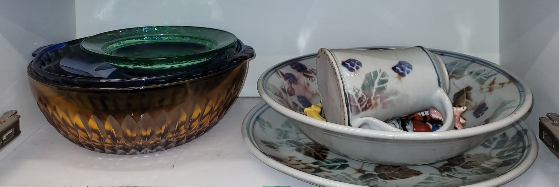 Mixed Lot - Uranium Ashtray, Amber Glass Salad Bowl, Blue Pyrex Pie ...
