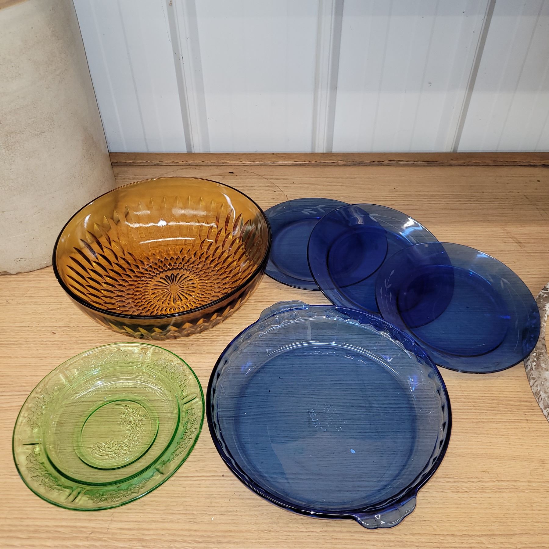 Mixed Lot - Uranium Ashtray, Amber Glass Salad Bowl, Blue Pyrex Pie ...