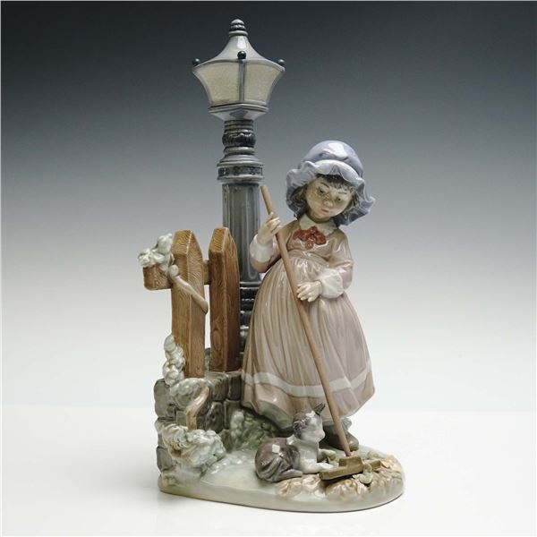 Lladro Porcelain Figurine, Fall Clean Up 1005286