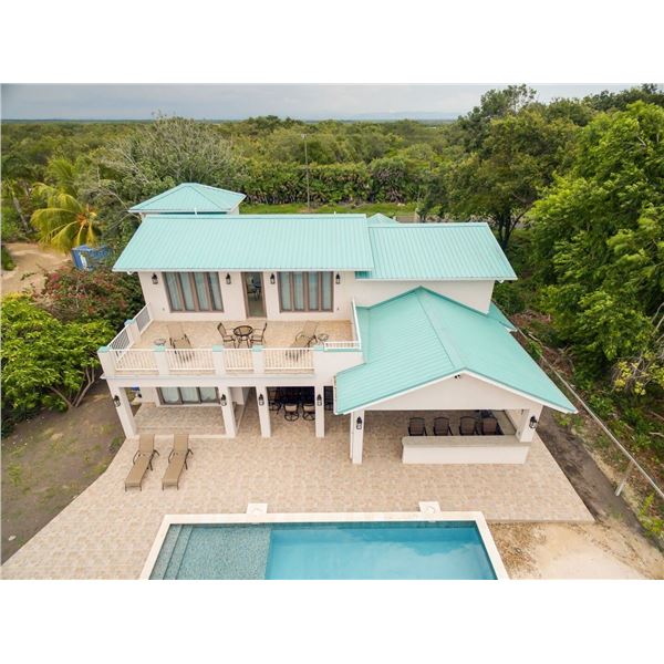 Escape to Paradise, your choice of Belize or Costa Rica for 6 days and 6 Nights for 8 people