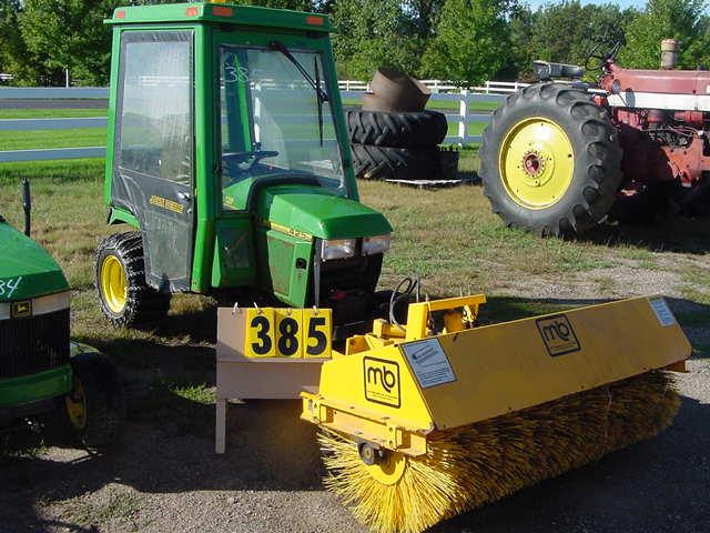 JOHN DEERE 425 W/SWEEPERNO DECK