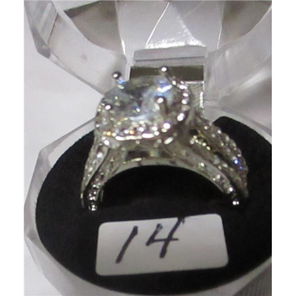 SILVERTONE RING C/W ASSORTED STONES (SIZE 7.5)