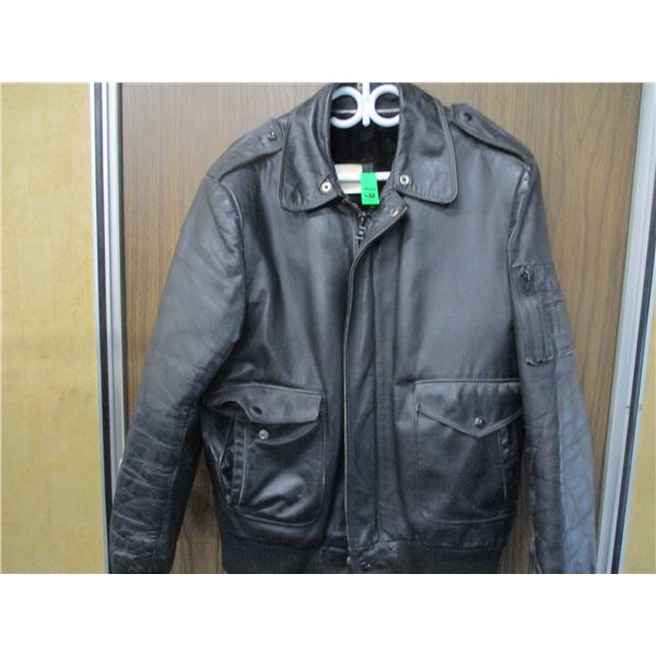 MEN'S BRISTOL LEATHER JACKET (SIZE LARGE)