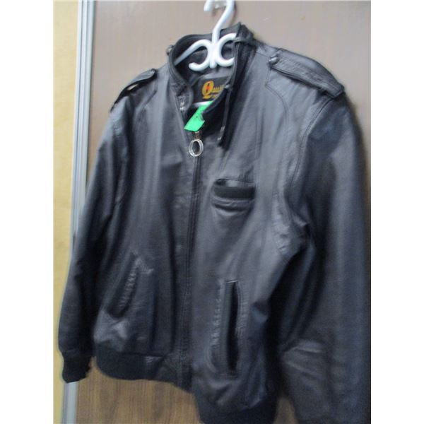 MEN'S QUALITY SPORTSWEAR LEATHER JACKET (SIZE XL?)