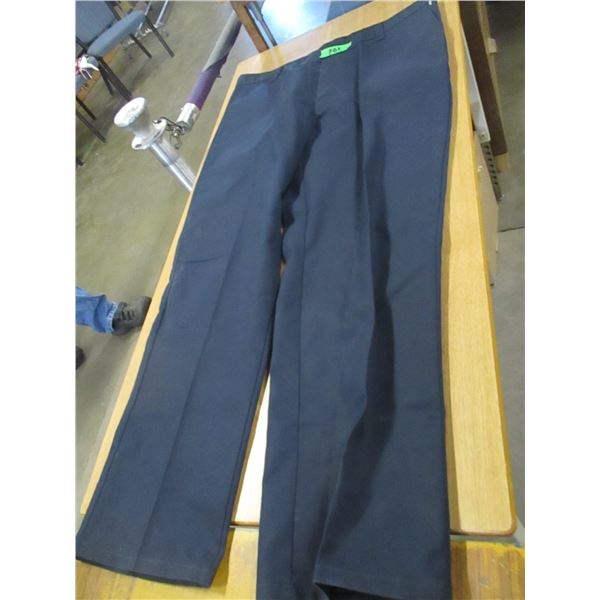 NEW:  MEN'S DICKIE WORK PANTS (SIZE 40 X 32)