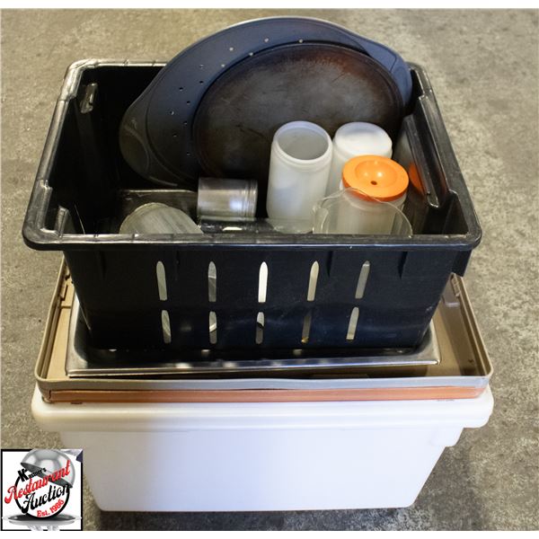 LOT OF ASSORTED FOOD TRAYS/ KITCHEN ACCESORIES