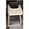 Image 1 : UNCLAIMED RUBBER MAID HIGH CHAIR
