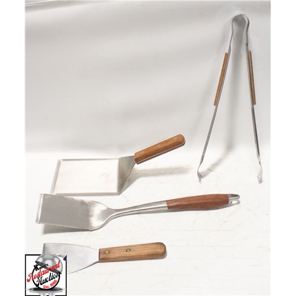 ASSORTED FLIPPERS, SCAPPERS, AND TONGS