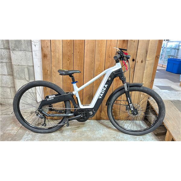 YADEA SC800 WHITE/BLACK 9 SPEED E BIKE *NO KEY, NO CHARGER, WORKING CONDITION UNKNOWN,