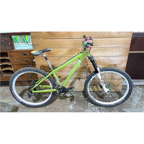 DEVINCI HUCKER 18 SPEED BIKE