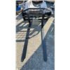 Image 2 : SKID STEER LOADER 5' FORK ATTACHMENT