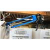 Image 2 : 8 CASES OF COX 41002 JUMBO QUART CAULKING GUNS (EACH CASE CONTAINS 3)