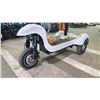 Image 3 : BINRAY WHITE 3 WHEEL ELECTRIC SCOOTER WITH KEYS & CHARGER