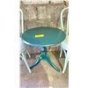 Image 2 : SMALL ROUND 22" DIA. TABLE WITH (5) CHAIRS
