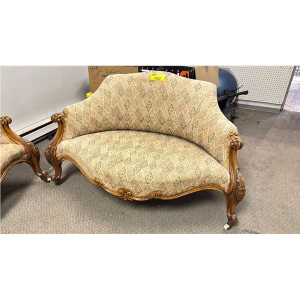 ANTIQUE VICTORIAN SETTEE