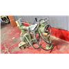 Image 2 : 4-ROLLER VARIABLE-SPEED POWER FEEDER  GREEN CAST FRAME W/ SWIVEL ARM MOUNT