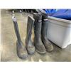 Image 2 : TOTE OF TARPS AND SIZE 12 STEEL TOED RUBBER BOOTS