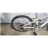 Image 2 : WHITE SPECIALIZED BIKE