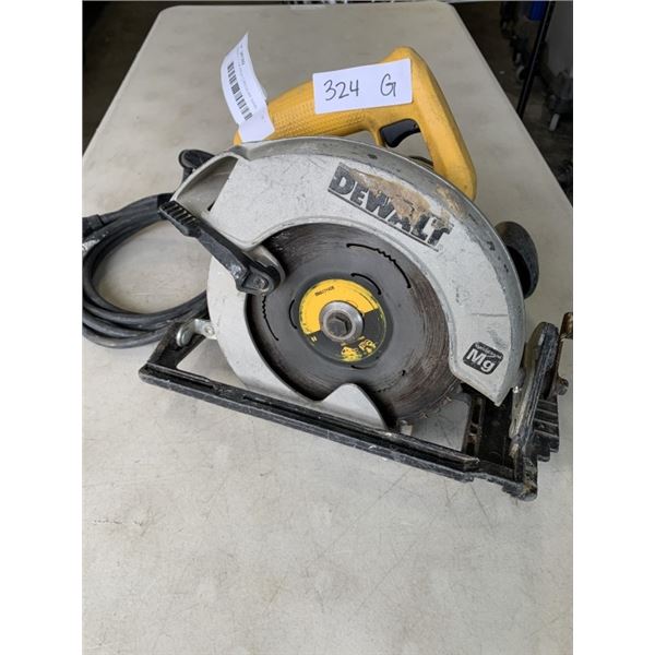 DEWALT 7-1/4 INCH CIRCULAR SAW, TETSED WORKING