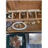 Image 2 : VINTAGE JEWELLERY BOX WITH ASSORTED ESTATE AND COSTUME JEWELLERY