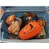 Image 2 : TOTE FULL OF HALLOWEEN DECOR