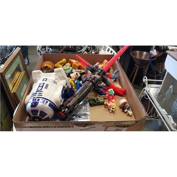 TRAY OF COLLECTIBLE FIGURES, STAR WARS, LIGHT SABRE ETC