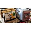 Image 2 : KITCHEN AID TOASTER AND ASSORTED KITCHEN ITEMS
