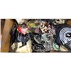 Image 2 : TRAY OF ASSORTED HOUSEHOLD COLLECTIBLES